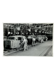 Car Photo: Chevrolet Assembly Line, Buffing Photo Main